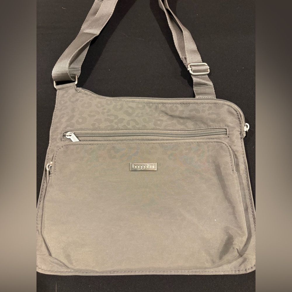 🍀Baggallini HP Bagg Gray Leopard Print Nylon Crossbody Bag — NWOT